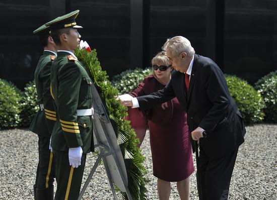 73岁高龄的捷克前总统瓦茨拉夫·克劳斯参观南京大屠杀遇难同胞纪念馆