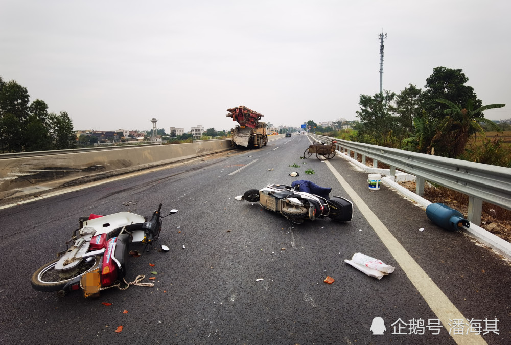 G228国道廉江市后溪村路段发生多车相撞交通事故 无人员伤亡