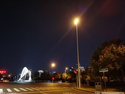 夜间通行险象环生 北京通惠河南路1.5公里路段坡陡路颠缺照明