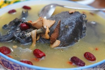 马山栗桃排骨汤适宜于冬季一般人群服食  味道鲜香可口还能补脾益肺